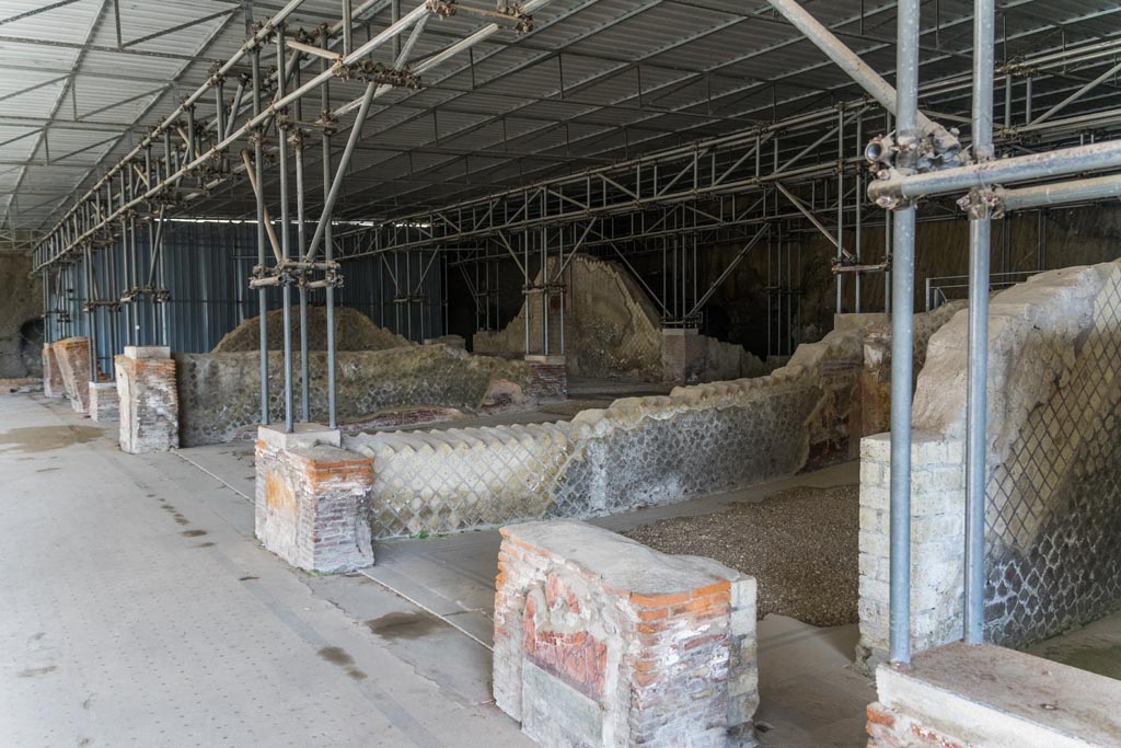 Herculaneum Villa dei Papiri. October 2023.
Looking north-west from large loggia towards corridor (h), on right, next to oecus room (g). Photo courtesy of Johannes Eber.
